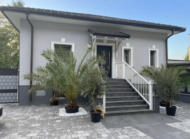 Exklusiver Bungalow mit Swimmingpool &amp; ausgebautem Wohnkeller in Kapellerfeld