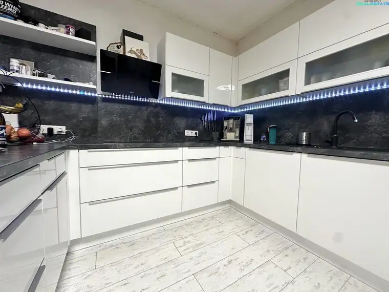 Großzügiges Familienhaus mit 6 Schlafzimmer &amp; 2 Wohnküchen