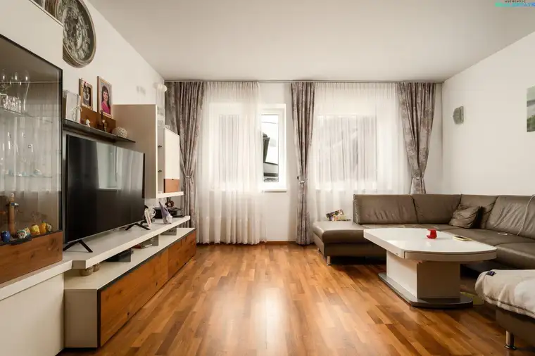 Kernsaniert mit modernster Ausstattung und reichlich Platz (PV + Fußbodenheizung)