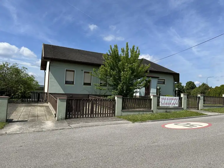 Einfamilienhaus auf Eckparzelle mit 2 getrennten Grundstücken mit insgesamt 2294 m2