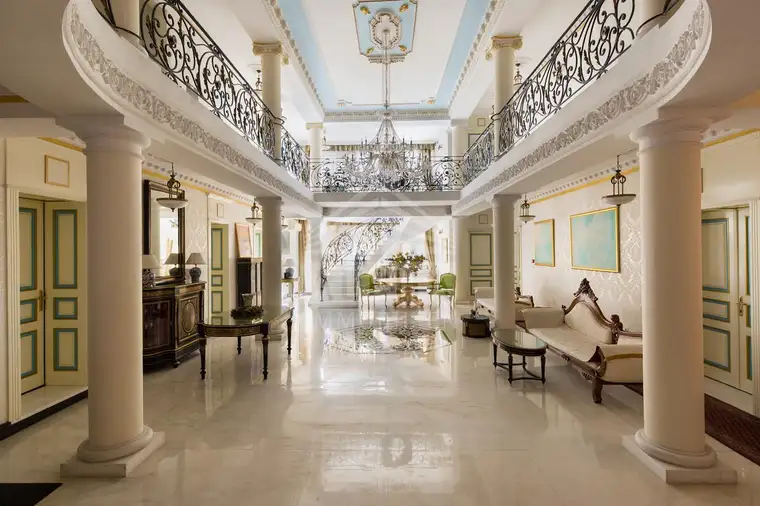 • RARITÄT &amp; LUXUS PUR*Liebevoll kernsaniertes Schloss mit Luxus-Spa und größtmöglicher Privatsphäre