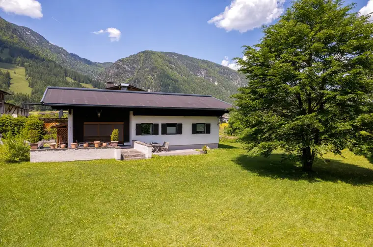 Freizeitwohnsitz: Grundstück mit Altbestand und Bergblick