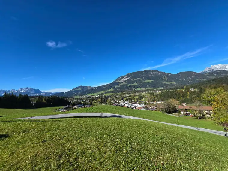 Sonniges Grundstück mit traumhaftem Bergblick