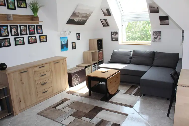 Moderne 2.5-Zimmer Dachgeschoßwohnung mit Parkplatz