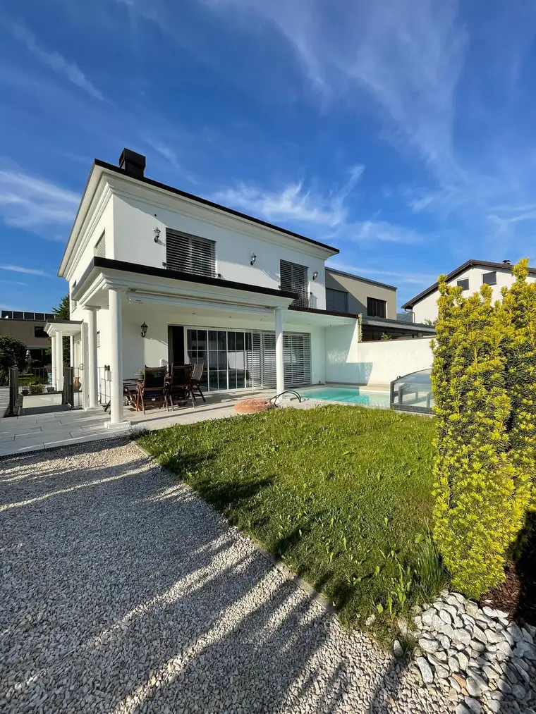 Schönes Doppelhaus mit Pool in ruhiger Lage