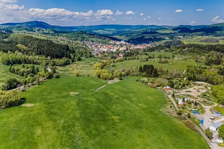 Riesiges Gewerbegrundstück von 106.053 m2 an der tschechischen Grenze