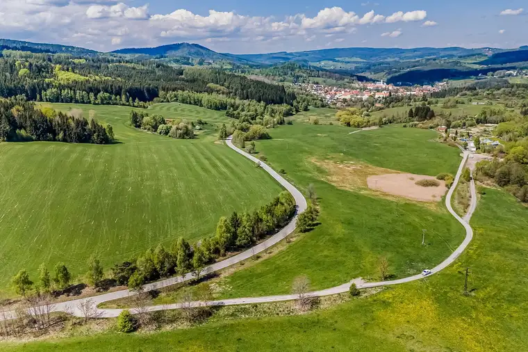 Riesiges Gewerbegrundstück von 106.053 m2 an der tschechischen Grenze
