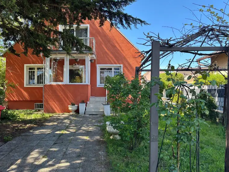 Baugrund mit Altbestand: sanierungsbedürftiges Einfamilienhaus mit viel Potential für neue Ideen - umweltbewusst und nachhaltig sanieren oder neu bauen nach eigenem Geschmack