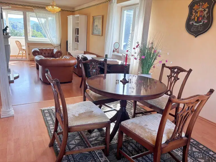 Niedrigenergiehaus: 3 Zimmer DG-Wohnung mit beheizter Loggia und Stellplatz