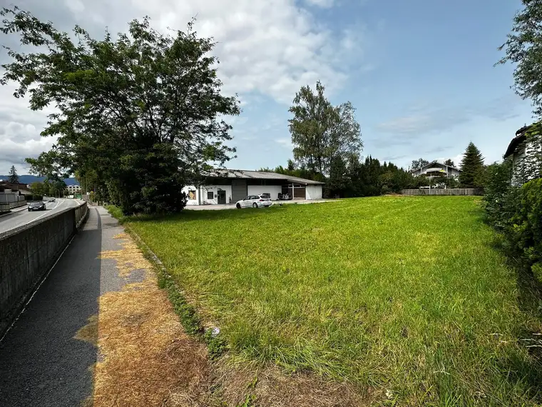 Zentrales Entwicklungspotenzial in Hohenems – 2.592 m² BM-Widmung mit Lagerhalle