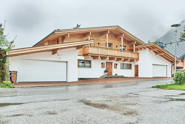 Außergewöhnliches Zweifamilienhaus in Leutasch: 296 m² + Büro + 2 Doppelgaragen + Pool