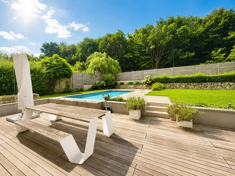 Modernes Einfamilienhaus in traumhafter Grünlage mit Pool, Sauna und exklusiver Ausstattung