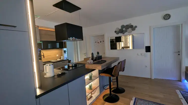 Privatverkauf Neubauwohnung mit Terrasse, TG-Platz und Einrichtung
