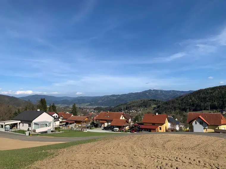 Sonniger erhöhter aufgeschlossener Baugrund mit Weitblick
