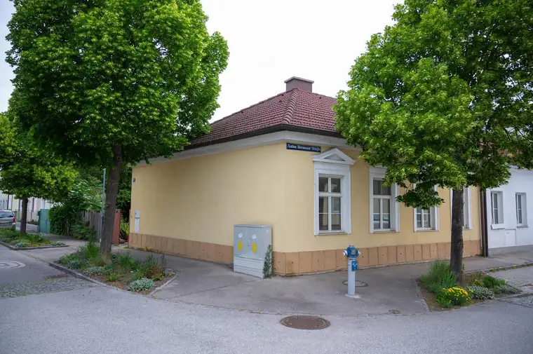 Eckhaus in Möllersdorf nahe der Badner Bahn