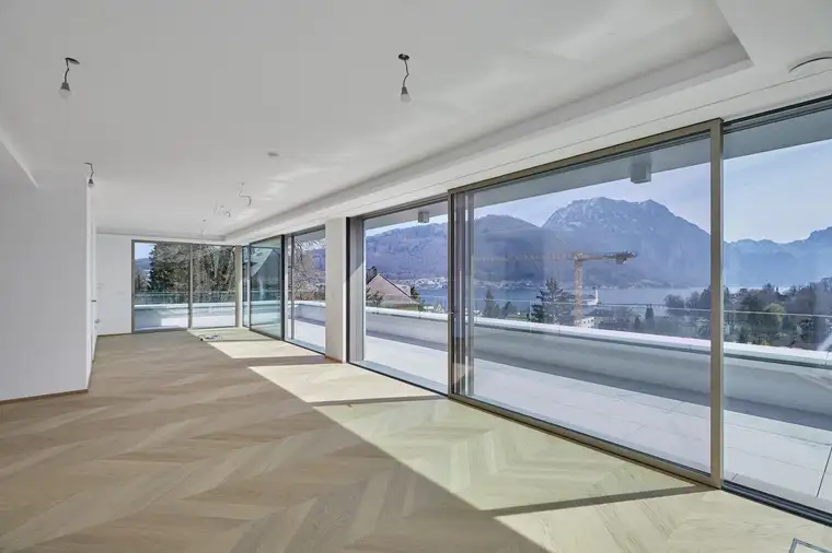 Grandiose Perspektive auf See &amp; Gipfel in exklusiver Villengegend