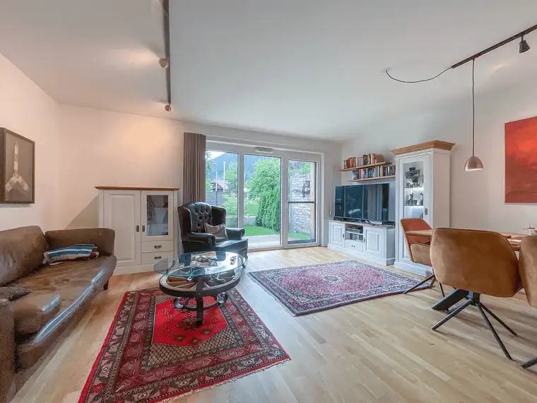 Neuwertige Wohnung mit Reihenhaus-Charakter und eigenem Eingang