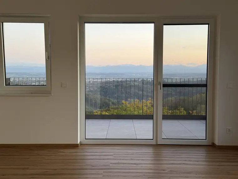 Exklusiver Erstbezug mit großem Balkon, zwei Stellplätzen und herrlichem Fernblick