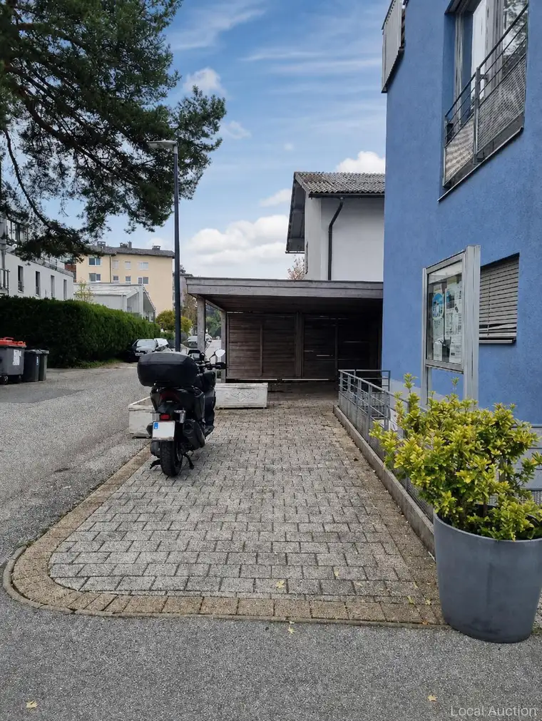 Abstellplatz mit Carport und Metallgeländer