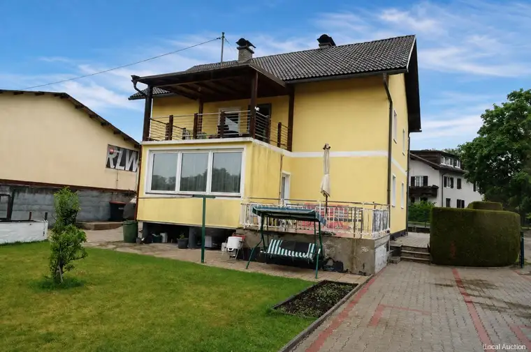 Einfamilienhaus mit Garage und Keller