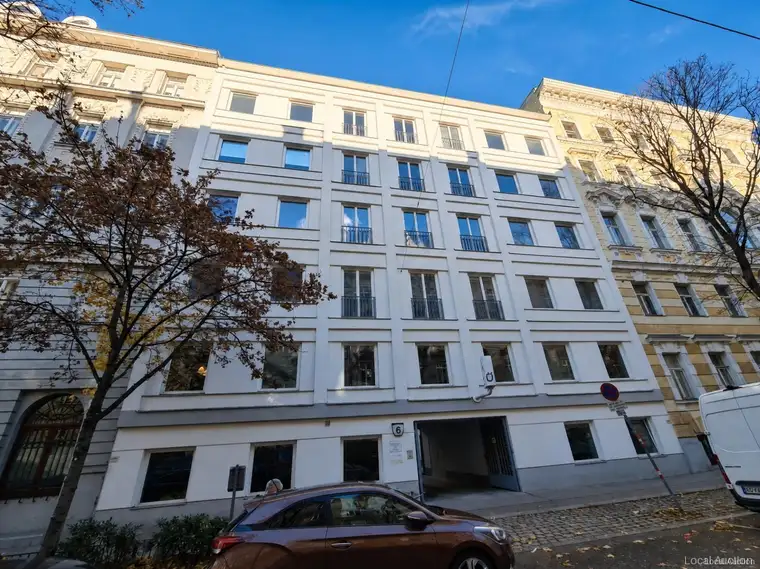 Büro- und Geschäftshaus mit Lager und Garagen