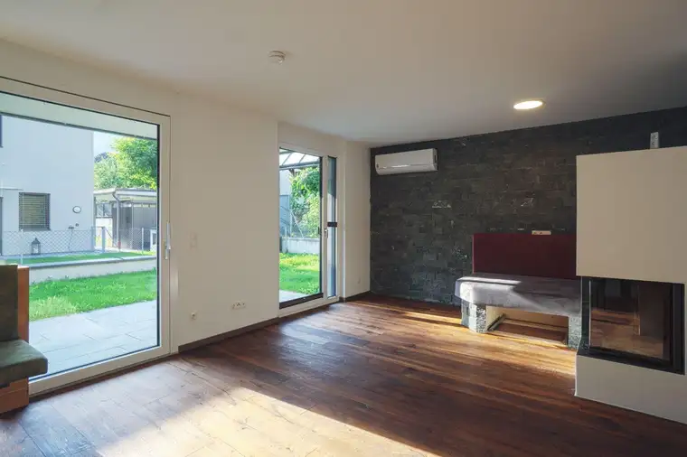 Neuwertiges Eckreihenhaus mit 5 Zimmern, Klimaanlage und 3 Parkplätzen