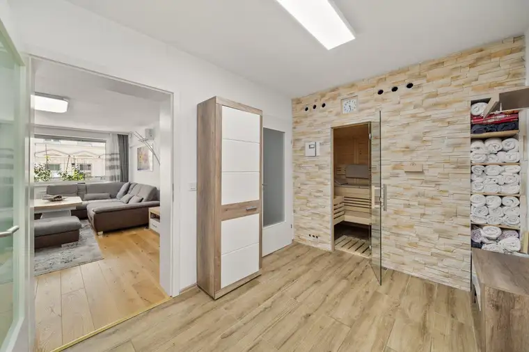 TOP-Preis: Elegante, hochwertig sanierte ca. 93m² Loggia-Wohnung mit Sauna &amp; Homeoffice – beste U1-Anbindung!