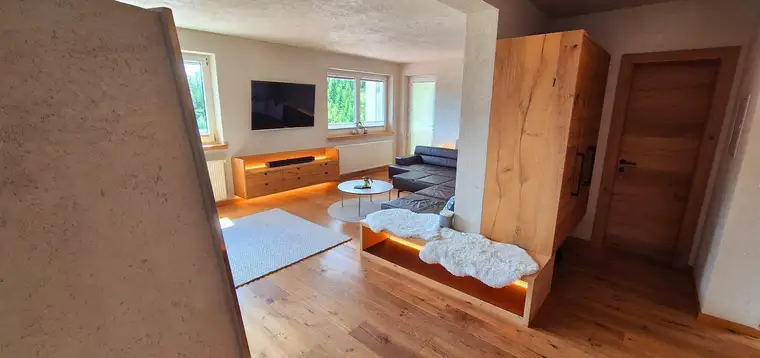Aufgrund Neubau, verkaufen wir unsere sonnige 150m² Wohnung in Karrösten! 