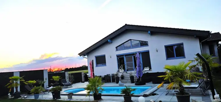 Exklusiver Traum Bungalow mit 204 m² Wohnfläche und beheizbaren Pool!