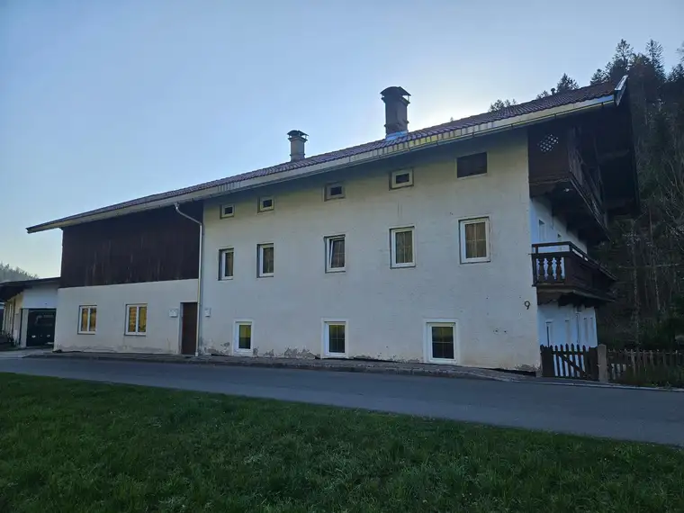Großzügiges Mehrfamilienhaus mit 3 Wohnungen ( 14 Zimmern )und Garten