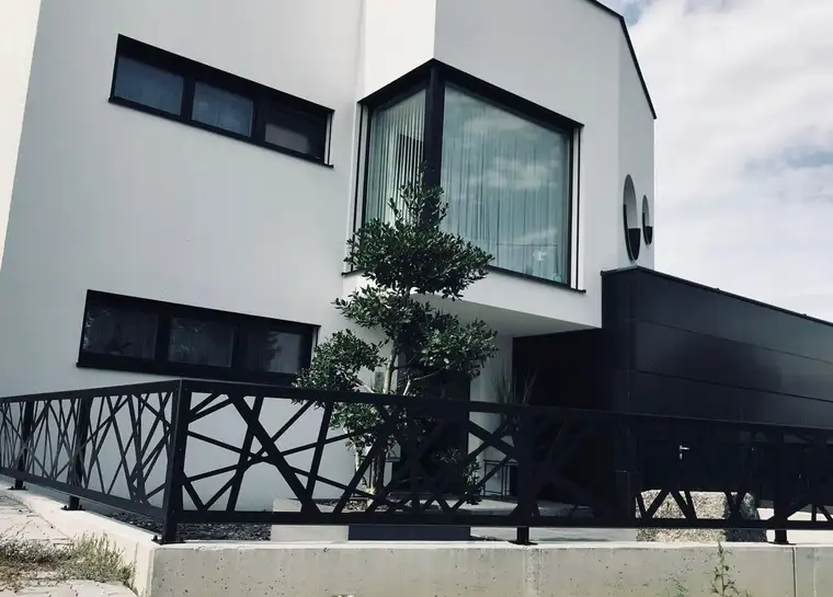 Luxuriöses Traumhaus in Raffelstetten: Wohnfläche 224m² mit großer Dachterrasse, Swimspa und Garten