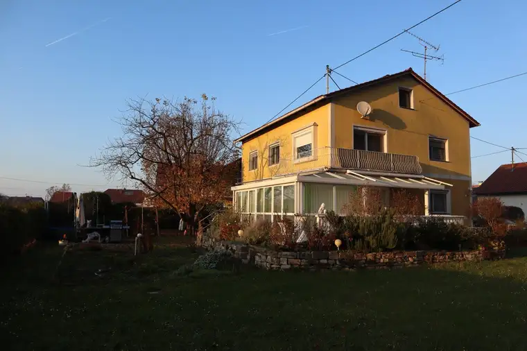 Pucking: Viel Platz für Familien und Generationen - charmantes Haus mit 3 Wohneinheiten