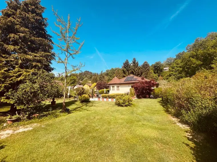 Wohnen in Walding: Bungalow mit Pool, PV Anlage und Wärmepumpe auf großzügigem Grundstück