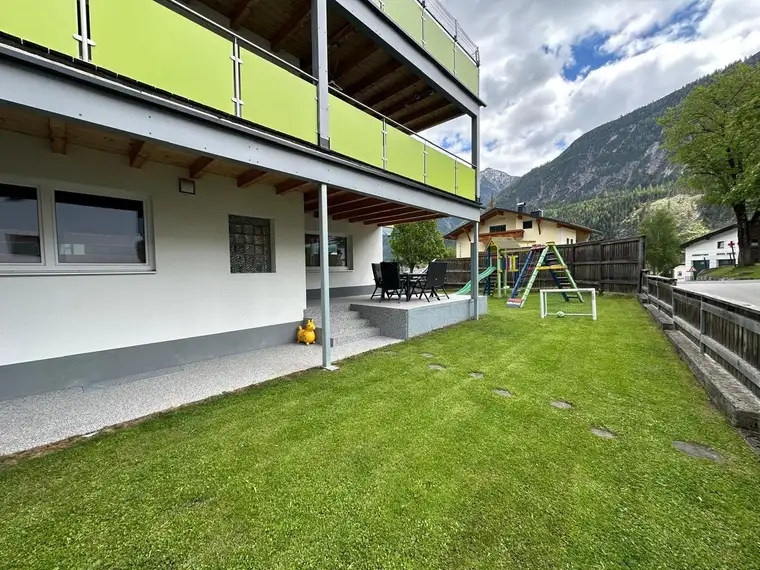 Große Familienwohnung mit Terrasse, Balkon zwei Autoabstellplätzen sowie großem Gemeinschafts-Garten