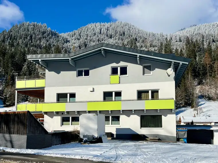 Familienwohnung mit Terrasse, Balkon zwei Autoabstellplätzen und großem Garten
