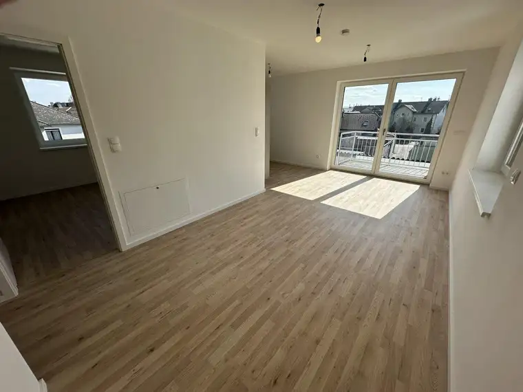 Neubau: Stilvolle Wohnung mit Balkon, Wärmepumpe &amp; Lift - Erstbezug!