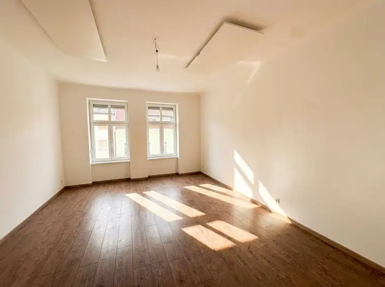 Kernsanierte Altbauwohnung mit Schlossbergblick