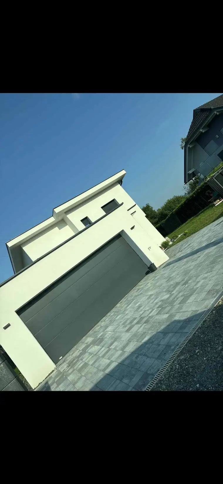 Moderne Familienvilla im Zentrum von Ferlach mit Pool, Schiebeterrasse und Smart-Home-System 📍 Lage: Ferlach – zentrale Wohnlage, fußläufig zu Schule und Kindergarten 🏡 Wohnfläche: ca. 156 m² 🌳 Terrassenfläche: ca. 18 m² 🚗 Garage: ca. 32 m² (Platz für 2 Fahrzeuge) --- Highlights: ✅ Pool mit Schiebeabdeckung – modernes Design und maximaler Komfort ✅ Smart-Home-System Loxone – intelligente Elektroinstallation für Licht, Heizung und Sicherheit ✅ Fußbodenheizung für behagliches Wohnen ✅ 4 Schlafzimmer – ideal für Familien ✅ 2 moderne Badezimmer mit hochwertiger Ausstattung ✅ Großzügiger Wohn- und Essbereich mit direktem Zugang zur Terrasse ✅ Zentrale Lage – alle wichtigen Einrichtungen (Schule, Kindergarten, Einkaufsmöglichkeiten) in unmittelbarer Nähe ✅ Helle und moderne Architektur mit viel Tageslicht --- Objektbeschreibung: Diese moderne Familienvilla befindet sich im Herzen von Ferlach und bietet eine perfekte Kombination aus Komfort, Design und Funktionalität. Auf ca. 156 m² Wohnfläche erwarten Sie ein großzügiger Wohn- und Essbereich, vier helle Schlafzimmer sowie zwei stilvolle Badezimmer. Das Highlight der Immobilie ist der moderne Pool mit praktischer Schiebeabdeckung, der sich harmonisch in die Terrassen- und Gartenfläche einfügt. Die Immobilie ist mit einem innovativen Smart-Home-System von Loxone ausgestattet, das Ihnen volle Kontrolle über Beleuchtung, Sicherheit und Energieeffizienz ermöglicht. Eine Doppelgarage (ca. 32 m²) sowie eine großzügige Terrasse (ca. 18 m²) runden dieses außergewöhnliche Angebot ab. Dank der zentralen Lage sind Schulen, Kindergärten und Einkaufsmöglichkeiten bequem zu Fuß erreichbar – perfekt für Familien, die modernes Wohnen und Alltagspraxis verbinden möchten.