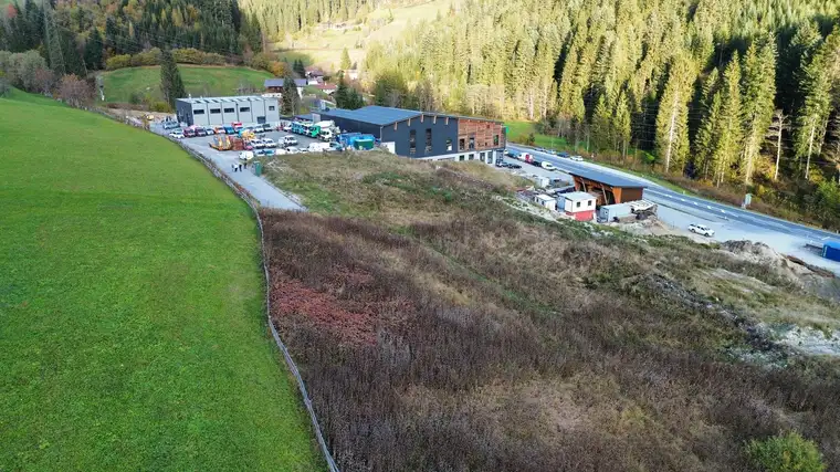 Gewerbegrundstück 8000 m² mit eigener Zufahrt nahe Autobahn