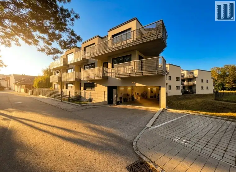 Stilvolle 2-Zi Dachgeschoß-Wohnung mit 2 Balkonen &amp; Garage in Leobersdorf, 67m²