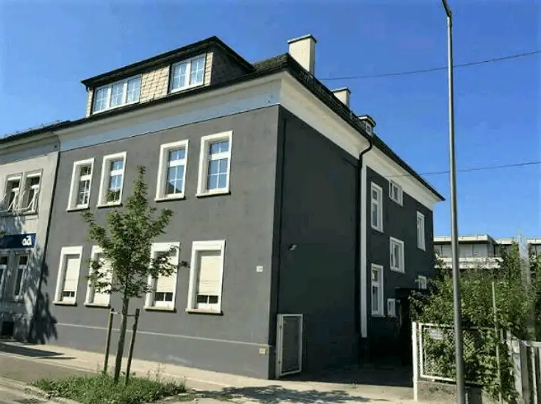 Großzügige Altbauwohnung – mit wunderschönem Altbauflair, Garage und sonnigem 15m² Balkon mitten im Zentrum – PROVISIONSFREI
