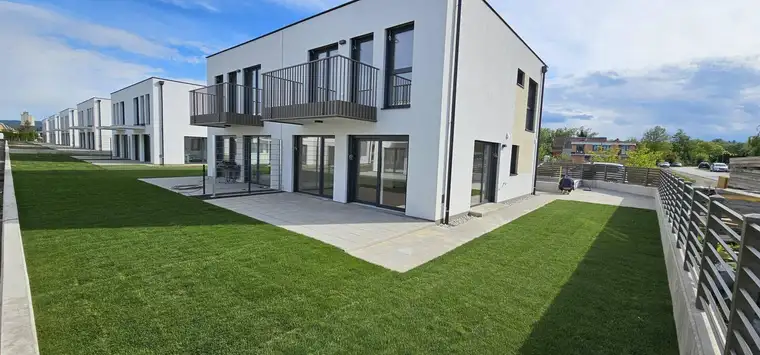 Erstbezug: schlüsselfertige Doppelhaushälfte mit Garten, Terrasse, Balkon und 4 Zimmern in Pottendorf!