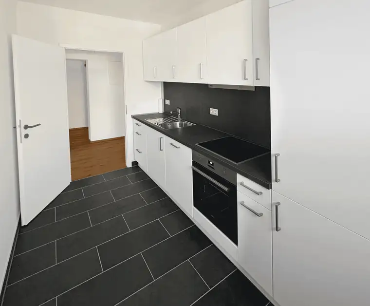 PROVISONSFREI - Erstbezug - General sanierte 2,5 Zimmer Wohnung mit gemütlicher Loggia vor den Toren Wien´s