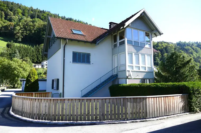 Großzügige, sonnige 3-Zimmerwohnung mit Garten in Gantschier