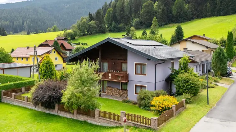 Provisionsfrei - Einfamilienhaus mit ca. 195 m² Wohnfläche, großem Garten &amp; 82 m² Garagen-/ Nebengebäude