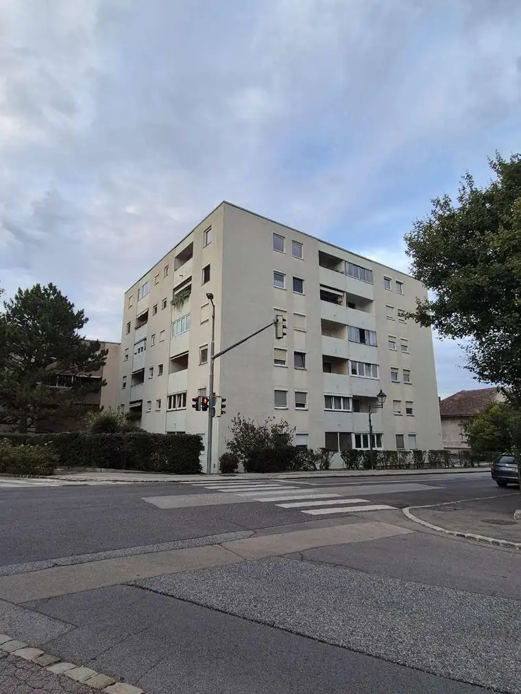 3-Zi-Whg. im 1 Stock, inkl. Garage &amp; Balkon &amp; Keller, inkl. HZ/ WW, hell &amp; ruhig &amp; renoviert &amp; teilmöbliert, Naturnähe