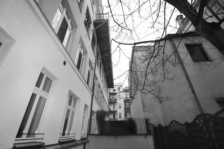 Große Fläche - Wohnung/Büro und Werkstätte - befristet vermietete Fläche zu verkaufen