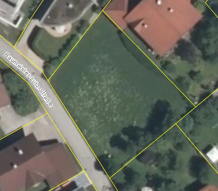 Sonniges Baugrundstück im Herzen von Höfen 