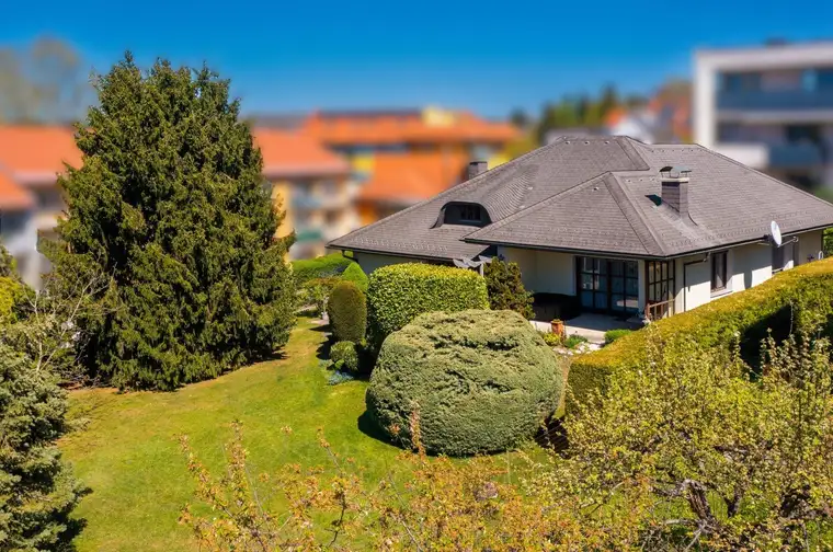 Viel Haus. Viel Garten. 7,5 Zimmer auf 1.120 m² in Waltendorf.