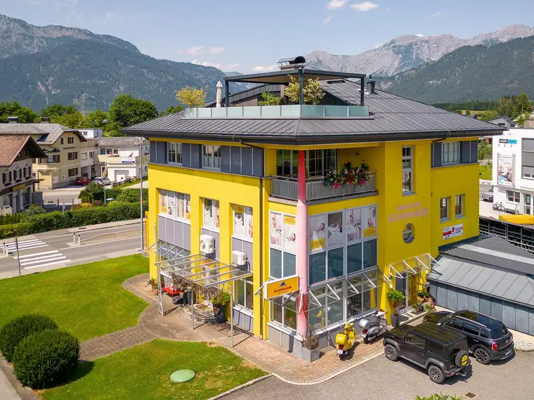 Moderne Gewerbeimmobilie mit Wohneinheit in Saalfelden